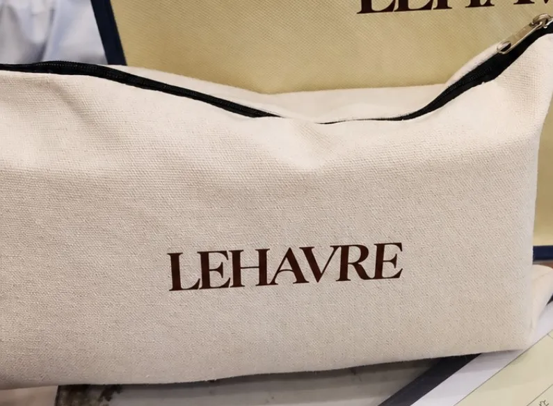 LEHAVRE 로고가 새겨진 직접 제작한 면 파우치